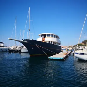 Classic Yacht Yanika Yachting Watersport Ets Botel